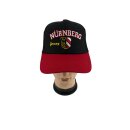 Basecap Köln mit Stickerei Köln-Wappen und Nürnberg Schrift, Schwarz mit rotem Schirmrand